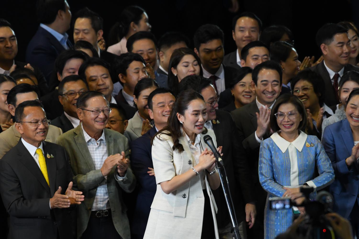 Nowy premier i lider Partii Pheu Thai Paetongtarn Shinawatra przemawia do prasy na konferencji prasowej w piątek.