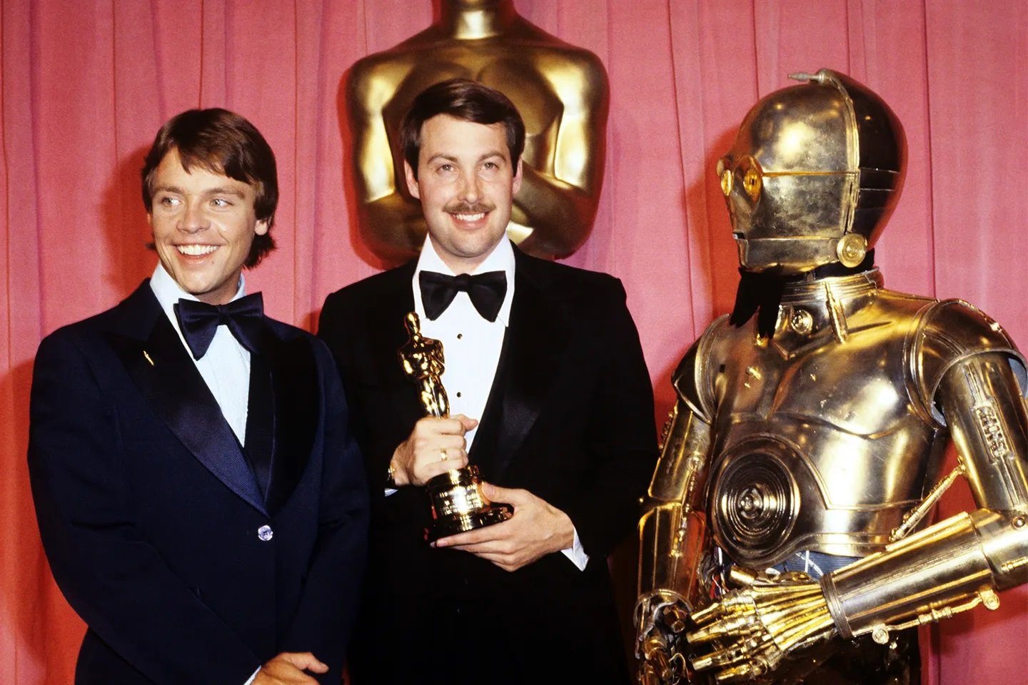 Ben Burtt z C-3PO i Markiem Hamillem na rozdaniu Oscarów w 1978 r.