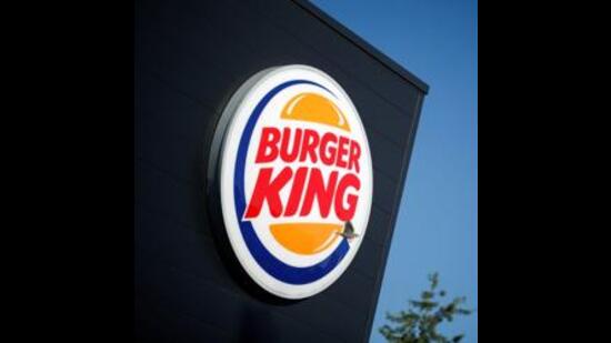 Pozew został wniesiony przez Burger King Corporation reprezentowaną przez Pankaja Pahuję przeciwko Anahicie i Shapoorowi Irani, właścicielom M/s Burger King, która prowadzi swoją kultową restaurację w okolicach Camp i Koregaon Park. (HT PHOTO)