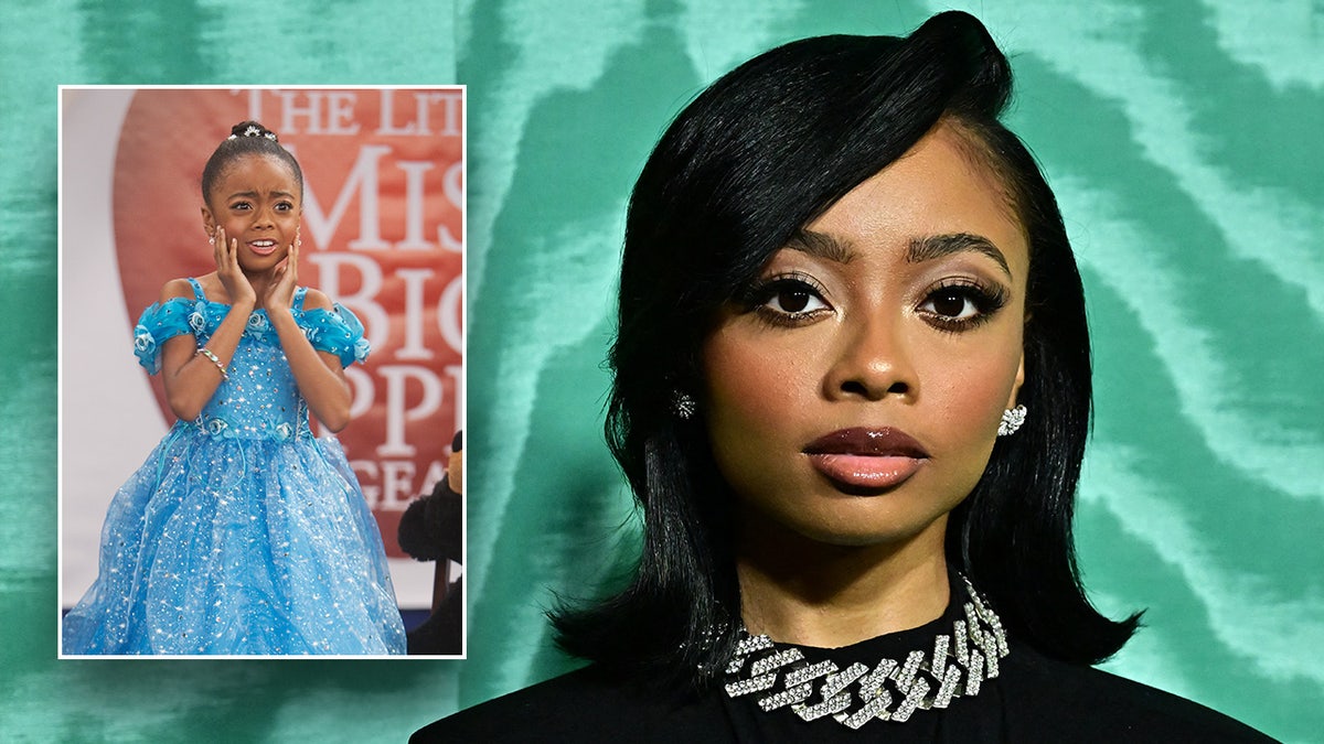 Skai Jackson patrzy prosto w kamerę w czarnym topie i naszyjniku z diamentowym łańcuszkiem, obok widnieje jej zdjęcie w niebieskiej sukience "Jessie"