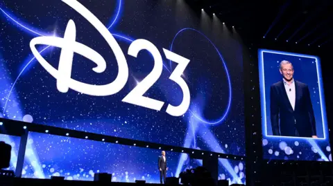   Araya Doheny / Getty Images dla Disney Bob Iger, dyrektor generalny The Walt Disney Company pojawia się na Disney Entertainment Showcase w D23: The Ultimate Disney Fan Event w Anaheim w Kalifornii 9 sierpnia 2024 r.