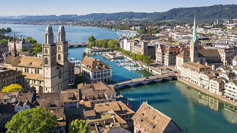 Getty Images Stare miasto w Zurychu nad rzeką Limmat w letni dzień (Źródło: Getty Images)