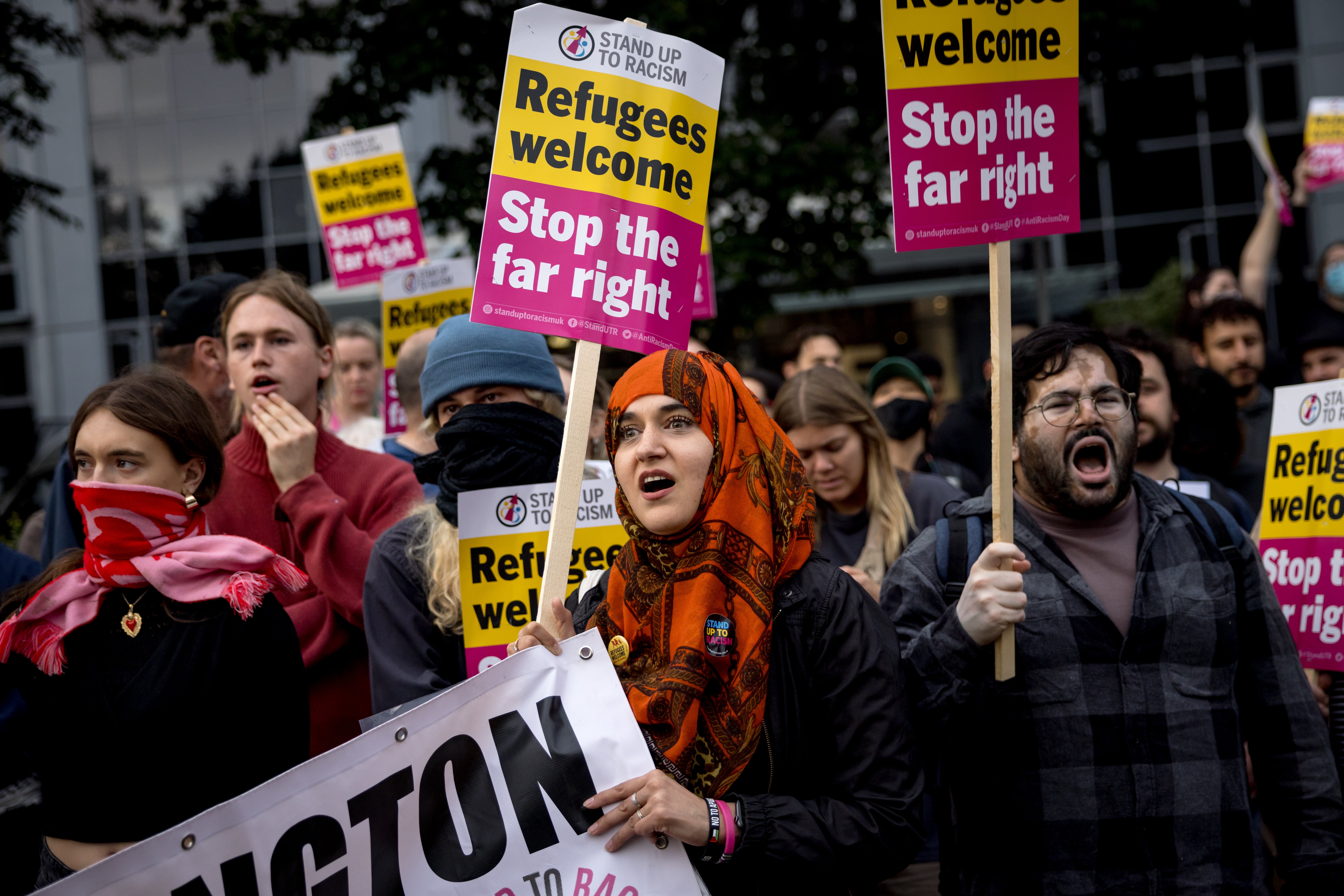 Aktywiści antyrasistowscy biorą udział w wiecu przed rzekomym protestem antyimigracyjnym w Brentford