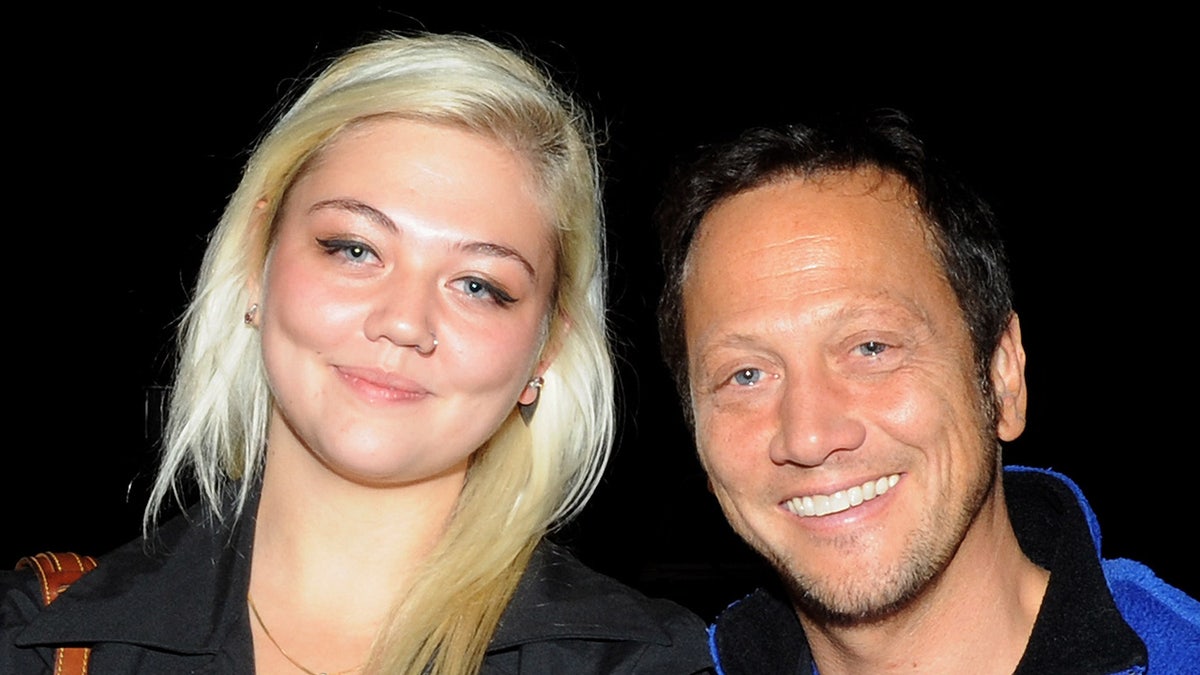 Rob Schneider i jego córka Elle King się uśmiechają.