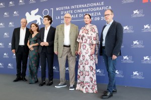 LR Robert Fernandez, Guest, Jacob Soboroff, Errol Morris, Molly O'Brien i Steven Hathaway biorą udział w sesji zdjęciowej do filmu „Separated” na 81. Międzynarodowym Festiwalu Filmowym w Wenecji 29 sierpnia 2024 r.