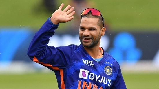 Shikhar Dhawan z Indii macha do kibiców podczas tournée po Nowej Zelandii w 2022 r., co jest również jego ostatnim występem w reprezentacji narodowej.(AFP)