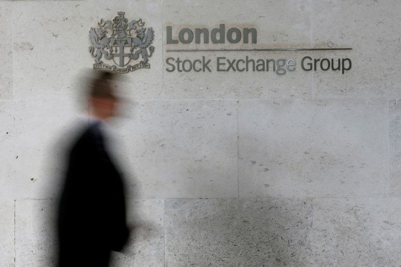 © Reuters. ZDJĘCIE ARCHIWALNE: Mężczyzna przechodzi obok London Stock Exchange w City of London 11 października 2013 r. REUTERS/Stefan Wermuth/Zdjęcie archiwalne