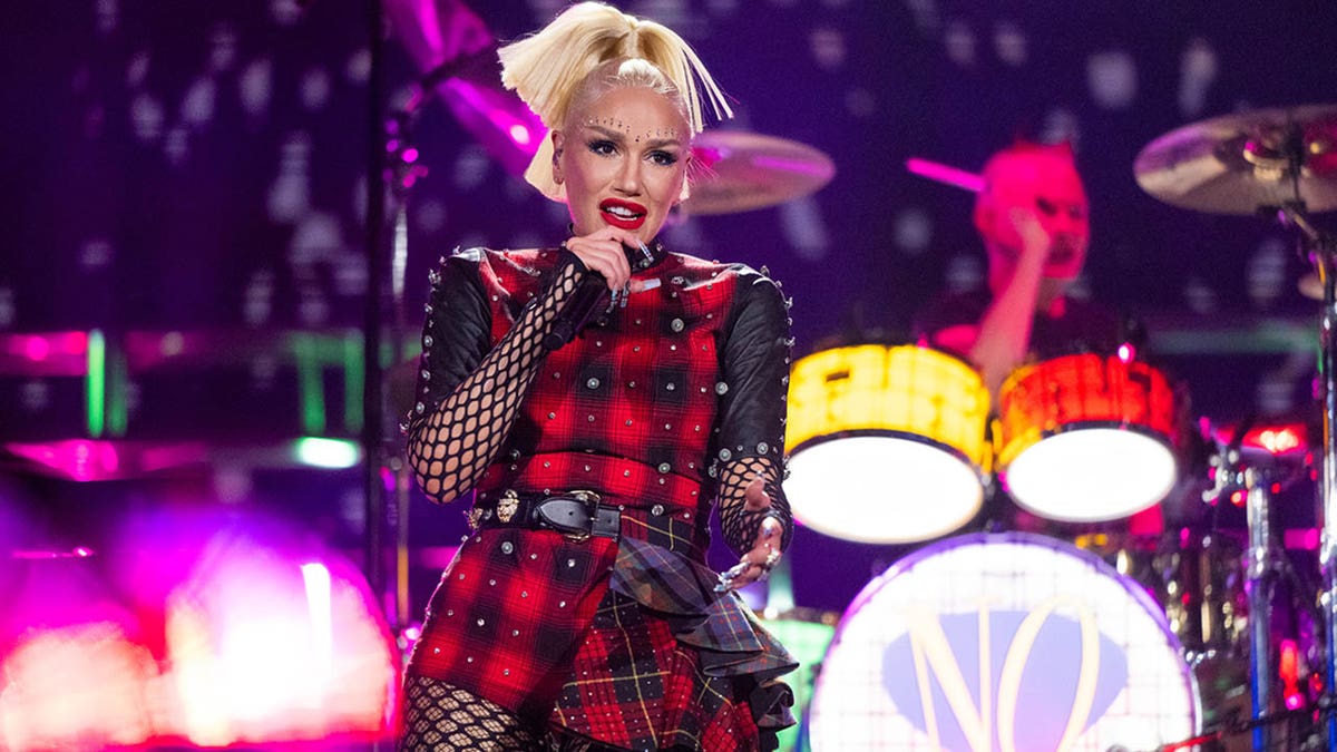 gwen stefani występuje na festiwalu coachella