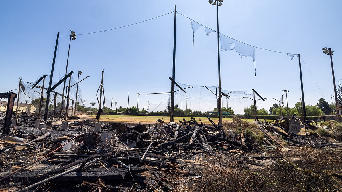 Spalone pozostałości trybun stadionu Jay Littleton Ball Park w Ontario, Kalifornia