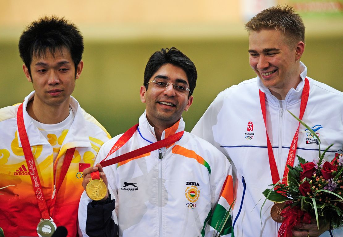 Abhinav Bindra prezentuje pierwszy w historii Indii indywidualny złoty medal olimpijski zdobyty w konkurencji strzelania z karabinu pneumatycznego z odległości 10 metrów podczas Igrzysk Olimpijskich w Pekinie w dniu 11 sierpnia 2008 r.