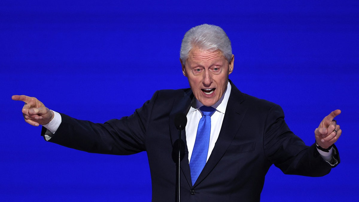 Bill Clinton bierze udział w trzecim dniu Krajowej Konwencji Demokratów