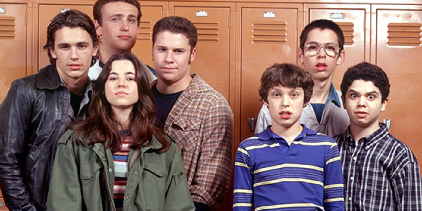 Obsada serialu Freaks And The Geeks stojąca przy szafkach