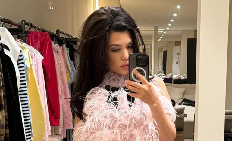 Kourtney Kardashian pokazuje nogi w różowym stroju z piórami