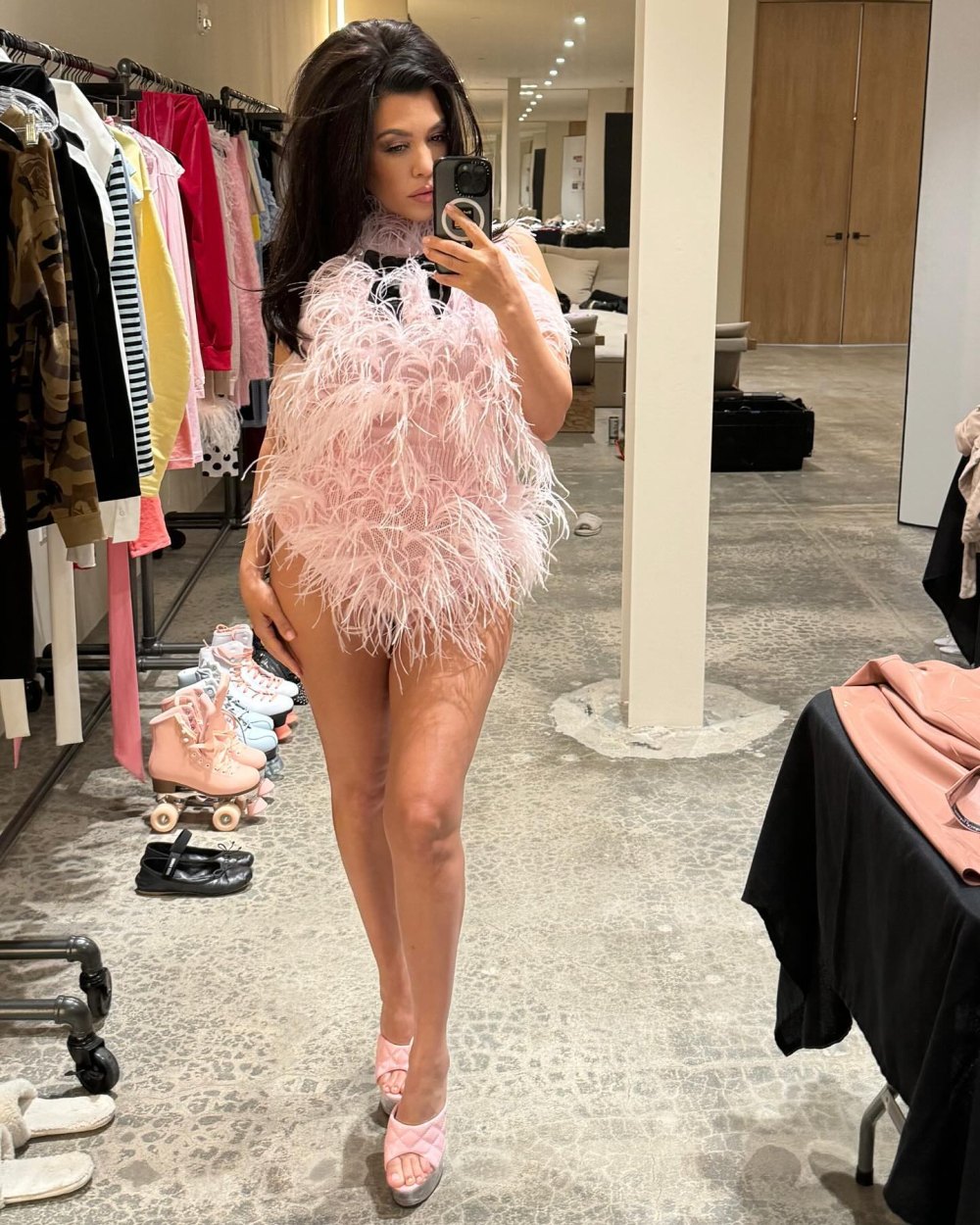 Kourtney Kardashian dostarcza dramatyzmu w różowym body z piórami