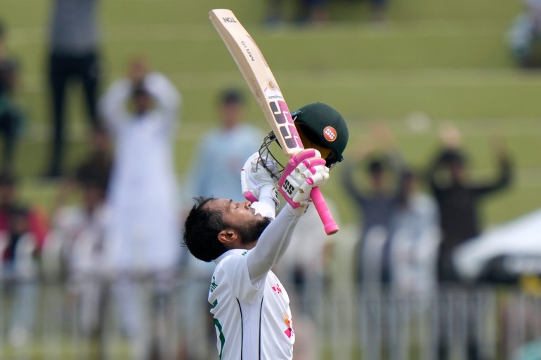 Mushfiqur Rahim z Bangladeszu świętuje zdobycie stu punktów w czwartym dniu pierwszego meczu testowego w krykiecie pomiędzy Pakistanem a Bangladeszem w Rawalpindi w Pakistanie, w sobotę 24 sierpnia 2024 r. (AP Photo/Anjum Naveed)