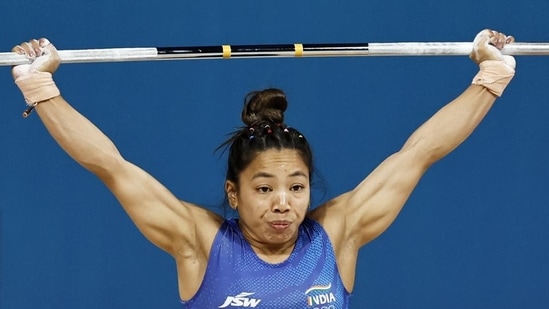 Mirabai Chanu w akcji podczas zawodów w podnoszeniu ciężarów kobiet w wadze 49 kg na Igrzyskach Olimpijskich w Paryżu w środę. (EPA-EFE)