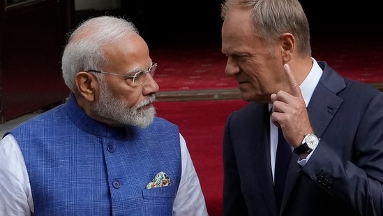 Premier Indii Narendra Modi (po lewej) witany przez swojego polskiego odpowiednika Donalda Tuska (po prawej) przed rozmowami w Warszawie, w Polsce, w czwartek 22 sierpnia 2024 r. (AP Photo/Czarek Sokolowski)(AP)