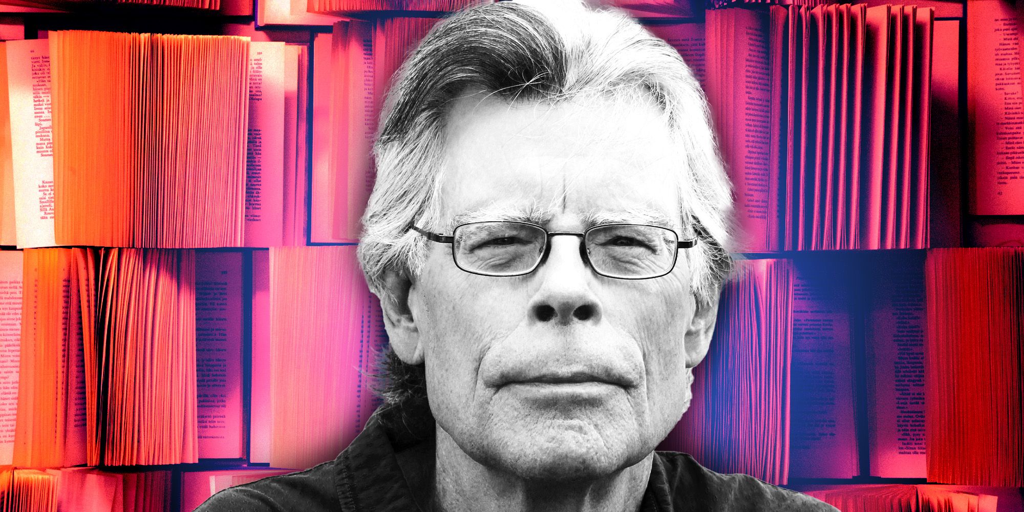 Stephen King przed otwartymi książkami