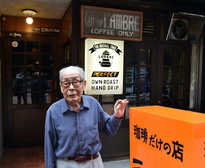 Właściciel kawiarni Ichiro Sekiguchi stoi przed swoim sklepem Cafe de L'Ambre w Tokio, 8 października 2014 r.