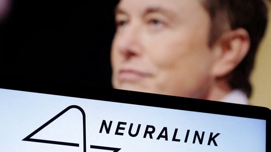 Logo Neuralink i zdjęcie Elona Muska widoczne na ilustracji wykonanej 19 grudnia 2022 r. (Dado Ruvic/Reuters)