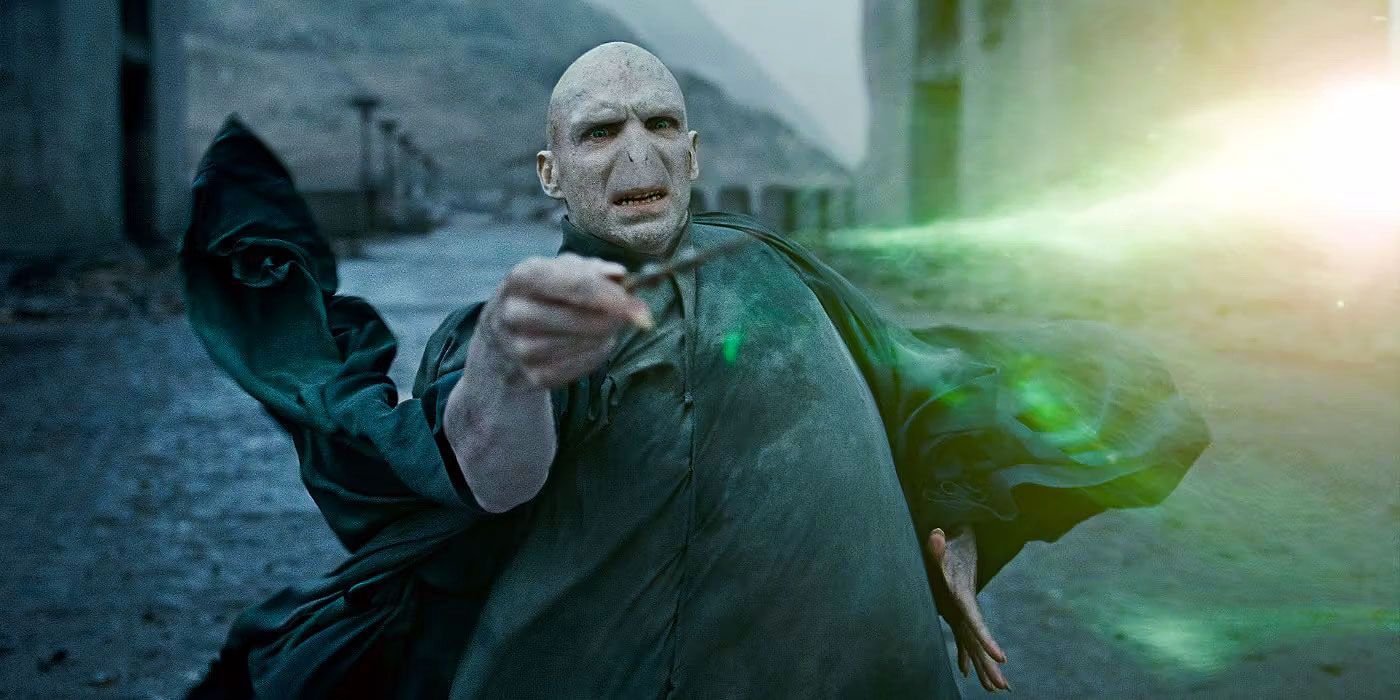 Voldemort rzucający zaklęcie uśmiercające w filmie Harry Potter i Insygnia Śmierci: część 2.