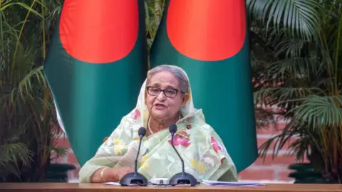 Premier Bangladeszu Sheikh Hasina przemawia na spotkaniu z zagranicznymi obserwatorami i dziennikarzami w Dhace w styczniu 2024 r.