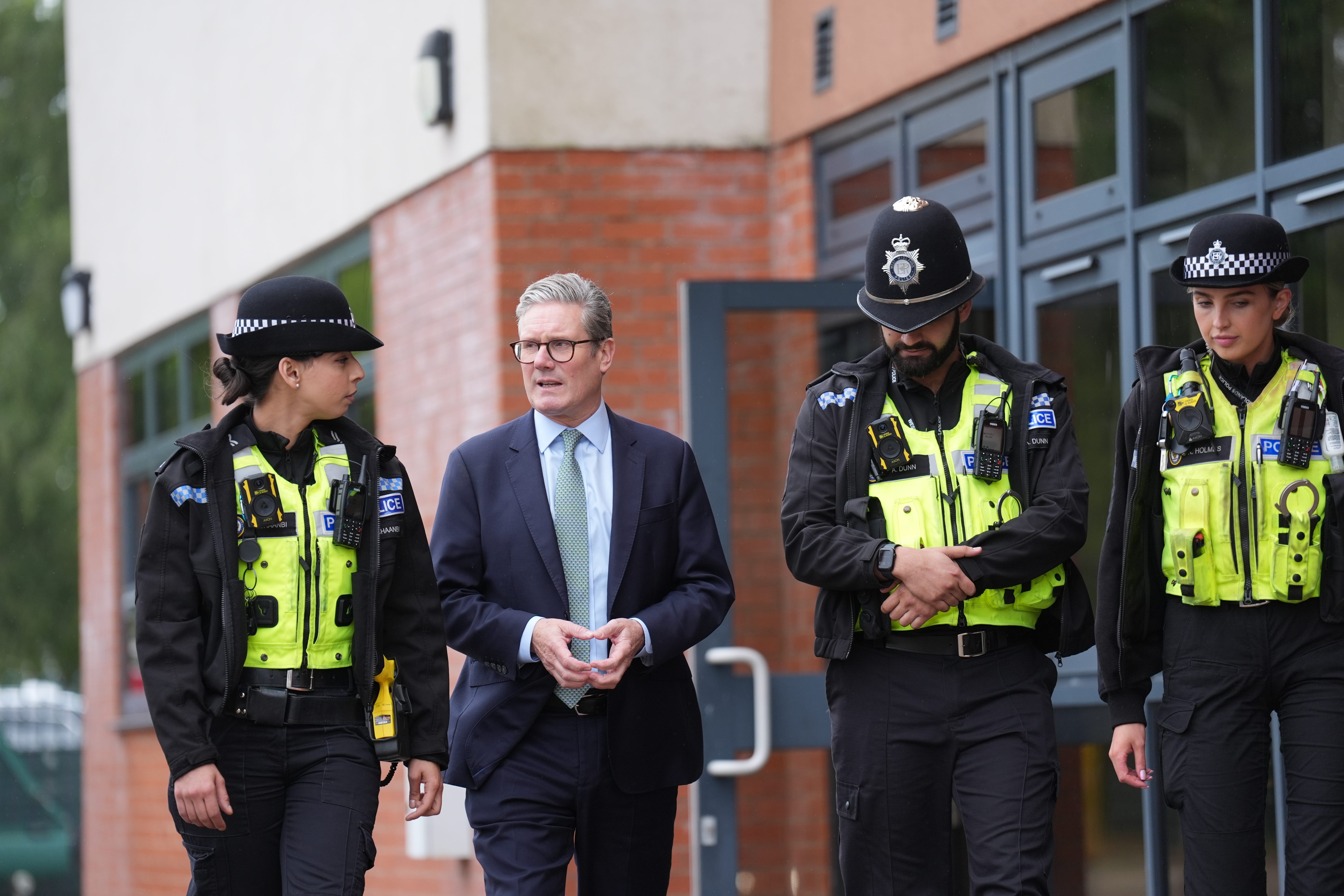 Sir Keir Starmer rozmawia z członkami policji West Midlands w Arden Academy w Solihull