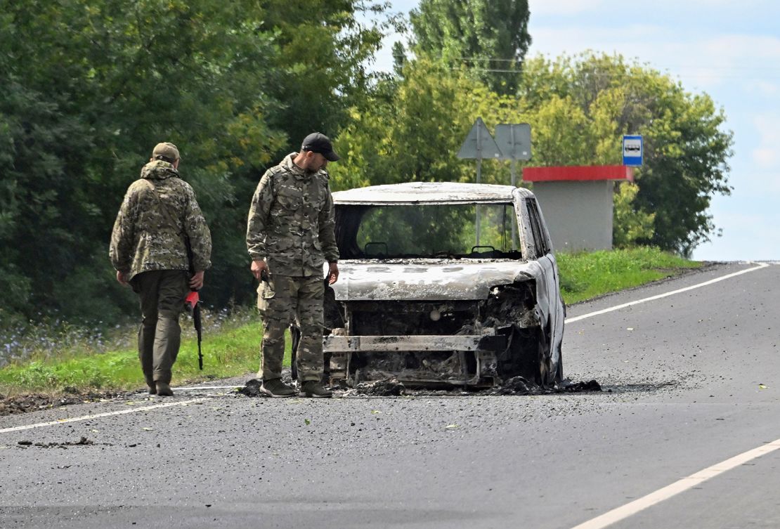 Spalony samochód widoczny na autostradzie między Kurskiem a Sudzą, 9 sierpnia 2024 r.