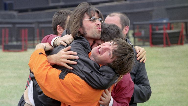 LIAM (L) I NOEL GALLAGHER Z GRUPY POPOWEJ OASIS, WYGŁUPIAJĄ SIĘ W KNEBWORTH PARK PRZED DWOMA KONCERTAMI WEEKENDOWYMI W HERTFORDSHIRE. Zwiń zdjęcie: Stefan Rousseau/PA Archive/PA Images Data wykonania: 09-08-1996