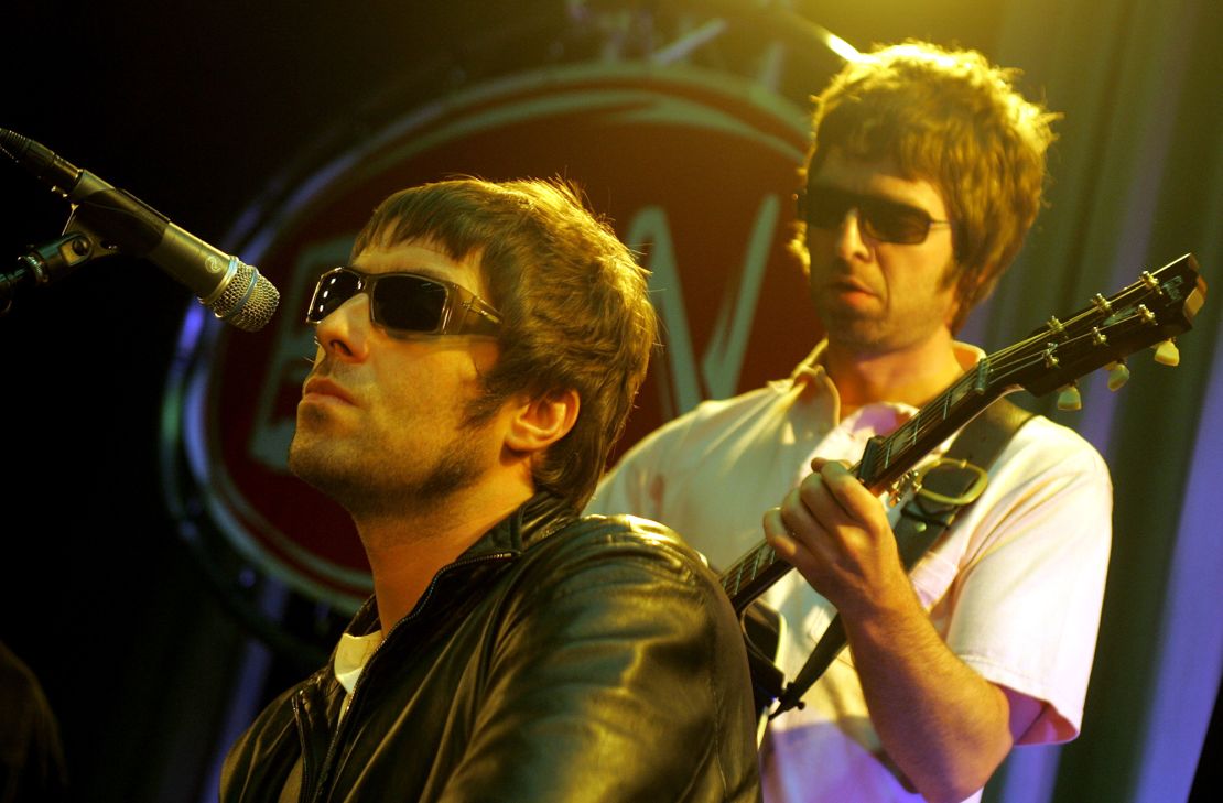 Liam Gallagher (po lewej) i Noel Gallagher (po prawej) występują na żywo na scenie w Holandii w czerwcu 2001 r.