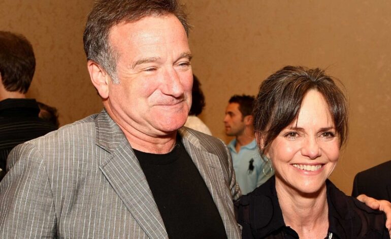 Sally Field mówi, że Robin Williams zmienił harmonogram „Pani Doubtfire” po śmierci jej ojca