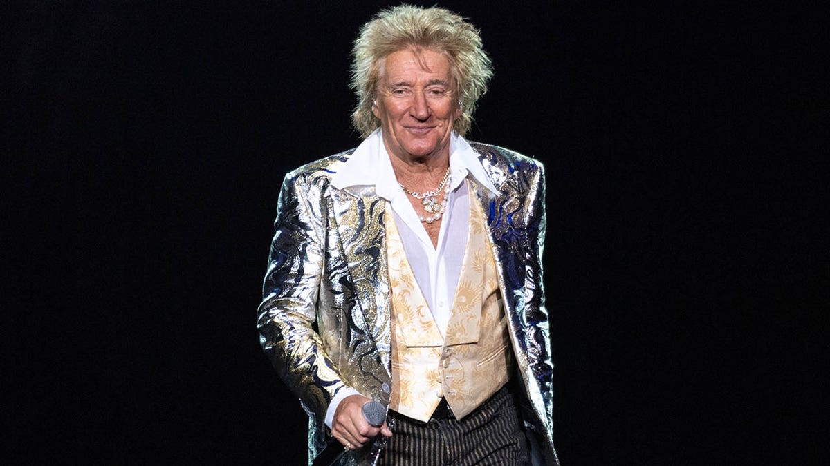 Rod Stewart występujący na scenie