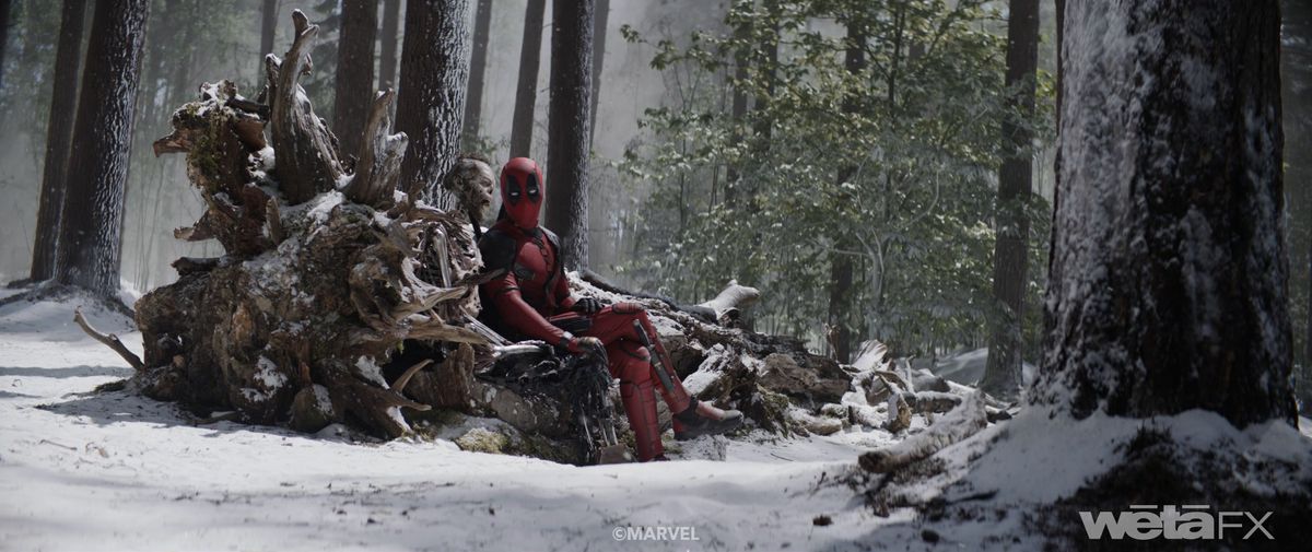 Deadpool (Ryan Reynolds) siedzi na powalonym drzewie w zaśnieżonym lesie obok zgniłego ciała Wolverine'a (Hugh Jackman) w filmie Deadpool i Wolverine