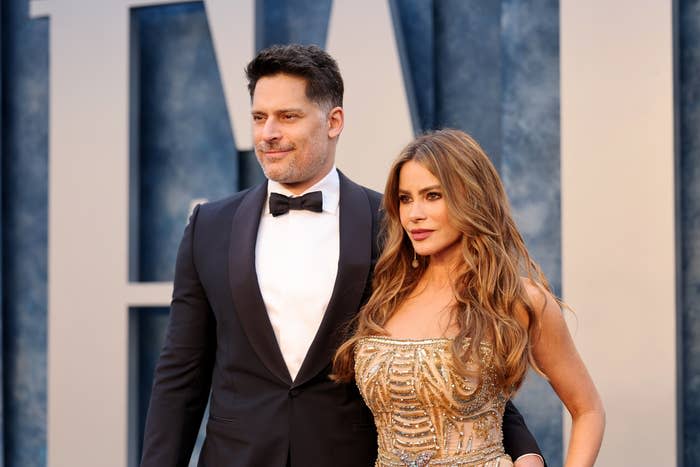 Joe Manganiello w ciemnym smokingu i Sofia Vergara w sukni z koralikami pozują razem na oficjalnym wydarzeniu