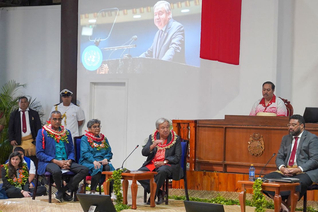 Sekretarz generalny ONZ Antonio Guterres przemawia obok księcia koronnego Tonga Tupoutoa „Ulukalala i przewodniczącego parlamentu Tonga, Lorda Fatafehi ​​Fakafanua, w Nuku’alofa na Tonga, 26 sierpnia 2024 r.