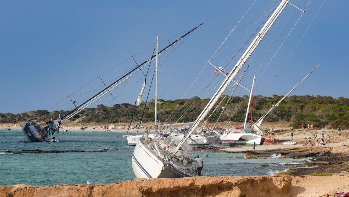 Statki utknęły na wyspie Formenterze w Hiszpanii po sztormie, który miał miejsce w zeszłym tygodniu.