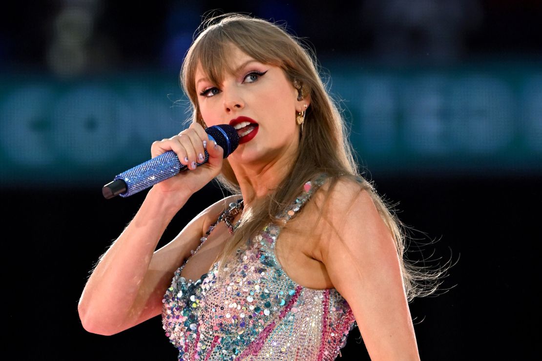 Taylor Swift występuje na stadionie Wembley w Londynie.