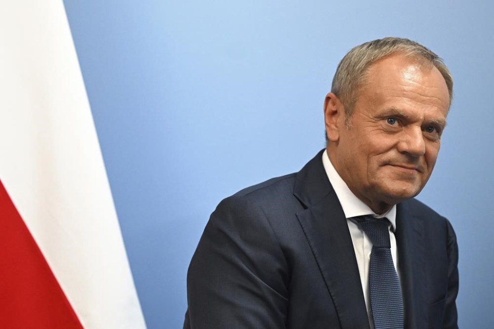 PLIK - Premier Polski Donald Tusk reaguje podczas dwustronnego spotkania z premierem Wielkiej Brytanii Keirem Starmerem na spotkaniu Europejskiej Wspólnoty Politycznej w Blenheim Palace w Woodstock, w południowej Anglii, 18 lipca 2024 r. (Justin Tallis/Pool Photo via AP, plik)