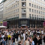 WIEDEŃ, AUSTRIA - 08 SIERPNIA: Fani Taylor Swift śpiewają razem na Stephansplatz 08 sierpnia 2024 r. w Wiedniu, Austria. Trzy wieczory koncertów Taylor Swift, które miały się odbyć tutaj dziś wieczorem, w piątek i sobotę, zostały odwołane po tym, jak austriackie organy ścigania ogłosiły, że udaremniły podejrzenie ataku na miejsce. (Zdjęcie Thomasa Kronsteinera/Getty Images)