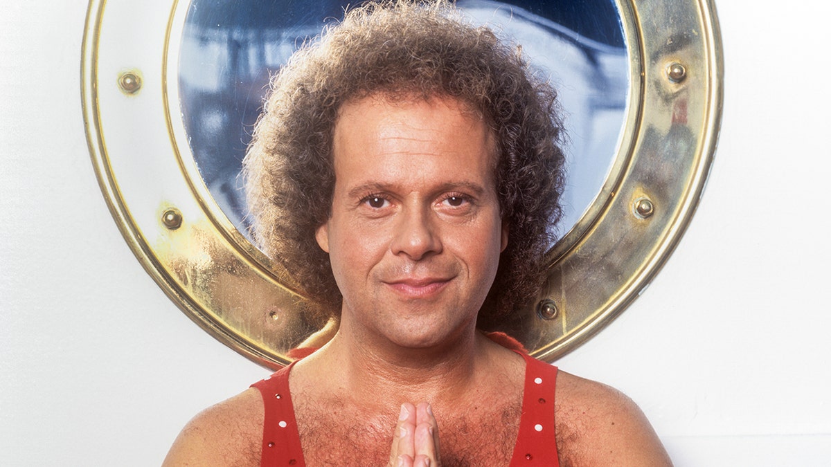 Richard Simmons ma na sobie czerwony podkoszulek z brokatem