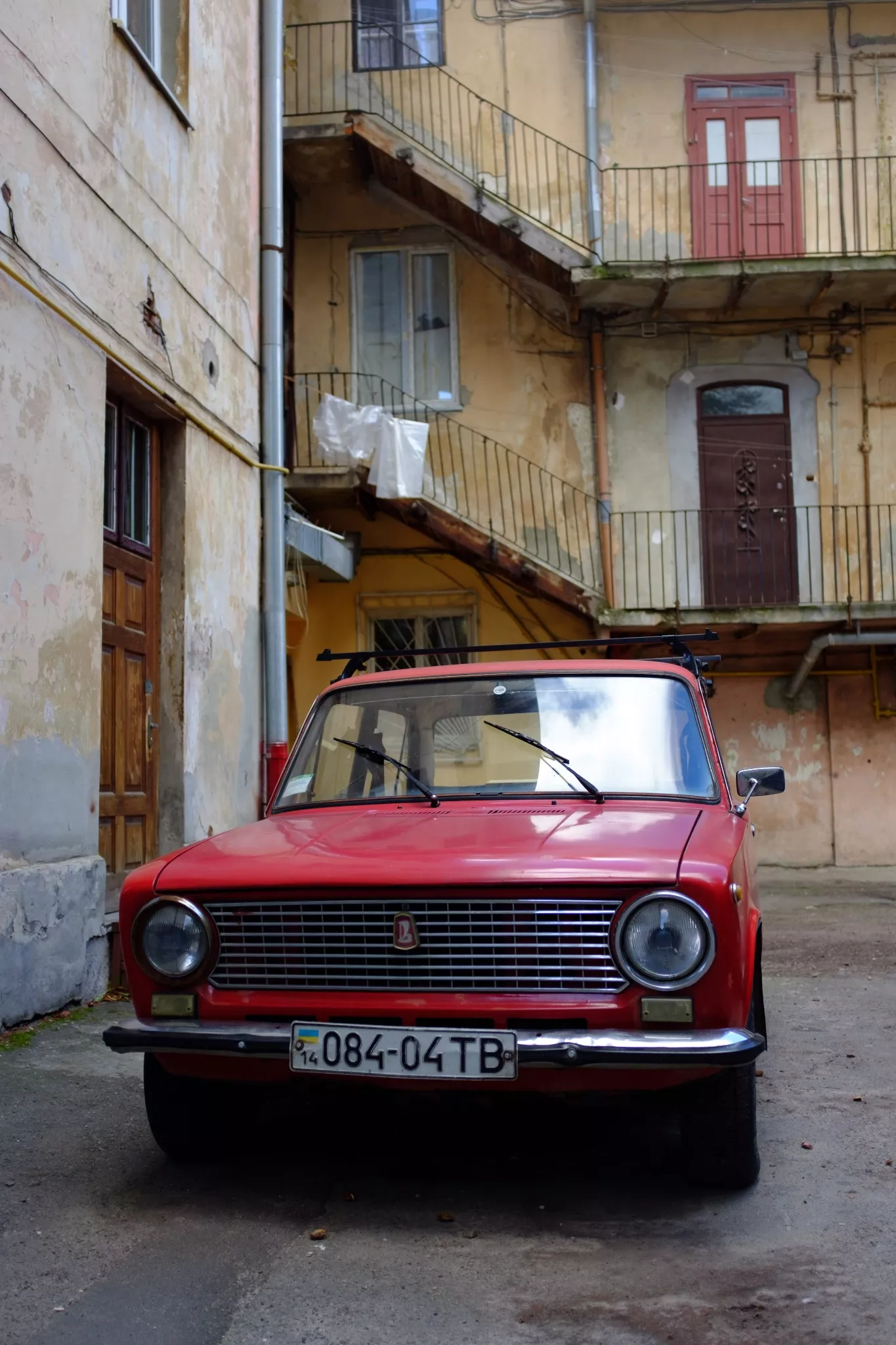 Stara Łada zaparkowana na dziedzińcu we Lwowie na Ukrainie. Zdjęcie zrobione aparatem Fujifilm X100s 