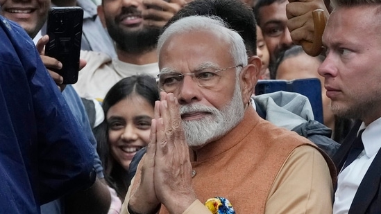 Premier Narendra Modi bierze udział w ceremonii złożenia wieńca na cześć "Dobry Maharadża" Jam Sahib z Nawanagar w Warszawie, w Polsce, w środę.(AP)