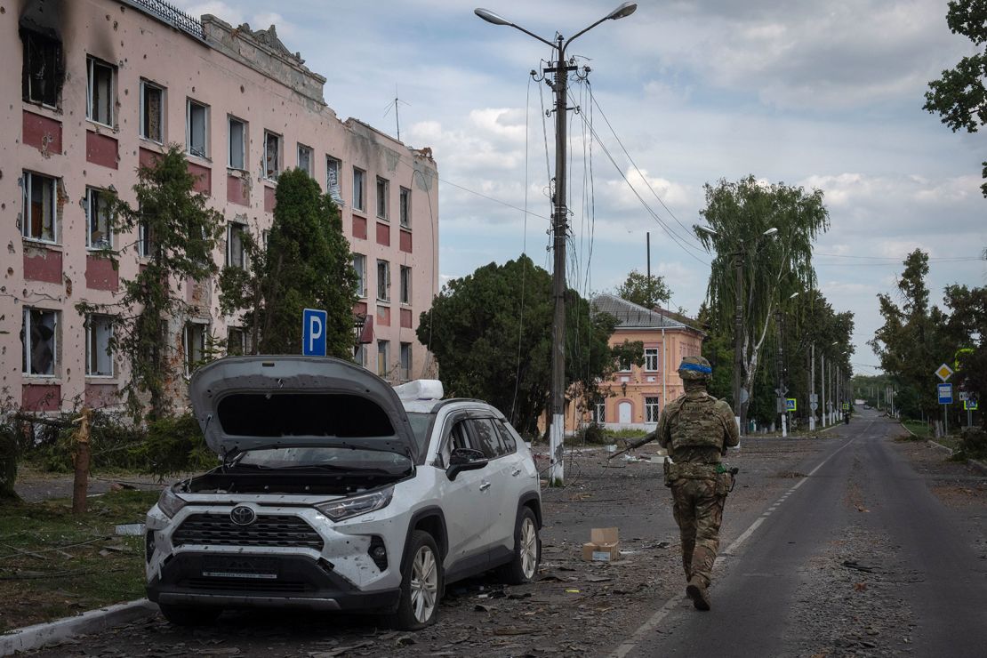 Ukraiński żołnierz przechodzi obok ratusza w Sudży, obwód kurski, Rosja, piątek, 16 sierpnia 2024 r. Zdjęcie to zostało zatwierdzone przez ukraińskie Ministerstwo Obrony przed publikacją.