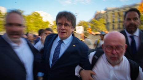 Carles Puigdemont unika aresztowania po przemówieniu w Barcelonie – raport wideo