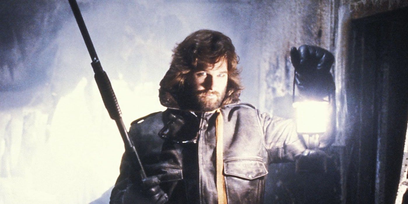 Kurt Russel trzymający lampę i pistolet w filmie The Thing z 1982 r.