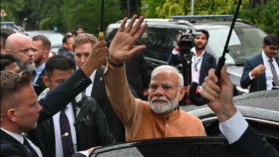 Premier Narendra Modi przy pomniku Jam Saheb of Nawanagar na placu Dobrego Maharadży w Warszawie, Polska. (AFP)