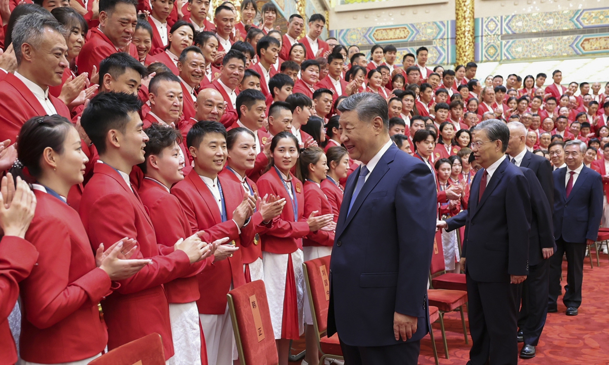 Prezydent Xi Jinping spotyka się z chińską delegacją olimpijską na igrzyska olimpijskie w Paryżu 2024 w Wielkiej Hali Ludowej w Pekinie 20 sierpnia 2024 r. Reprezentacja Chin zdobyła w Paryżu 40 złotych, 27 srebrnych i 24 brązowe medale. Zdjęcie: Xinhua