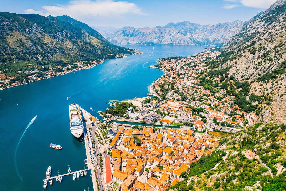 Widok z lotu ptaka na zatokę Kotor, Czarnogóra