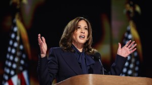 CHICAGO, ILLINOIS - 22 SIERPNIA: Demokratyczna kandydatka na prezydenta, wiceprezydent USA Kamala Harris przemawia na scenie podczas ostatniego dnia Krajowej Konwencji Demokratów w United Center 22 sierpnia 2024 r. w Chicago, Illinois. Delegaci, politycy i zwolennicy Partii Demokratycznej zbierają się w Chicago, ponieważ obecna wiceprezydent Kamala Harris zostaje nominowana na kandydatkę swojej partii na prezydenta. DNC odbędzie się w dniach 19-22 sierpnia. (Zdjęcie: Justin Sullivan/Getty Images)