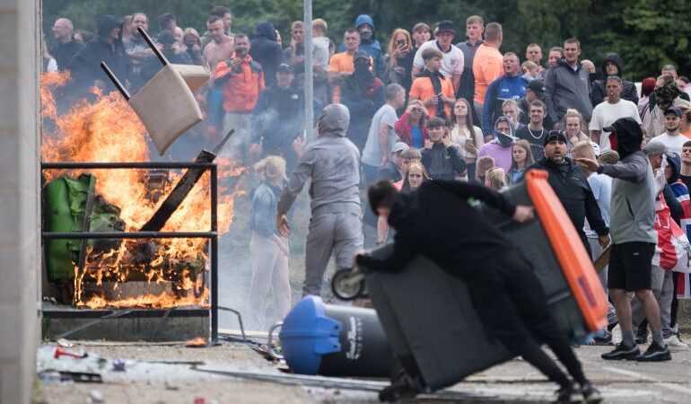 Brutalne, rasistowskie ataki ogarnęły kilka brytyjskich miast. Co się wydarzyło i co będzie dalej?